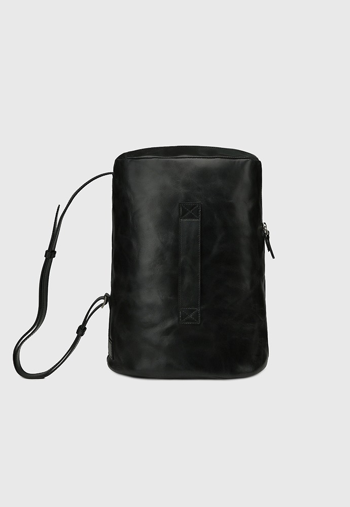Oil Pull-up Leather Utility Bucket Bag_ Black